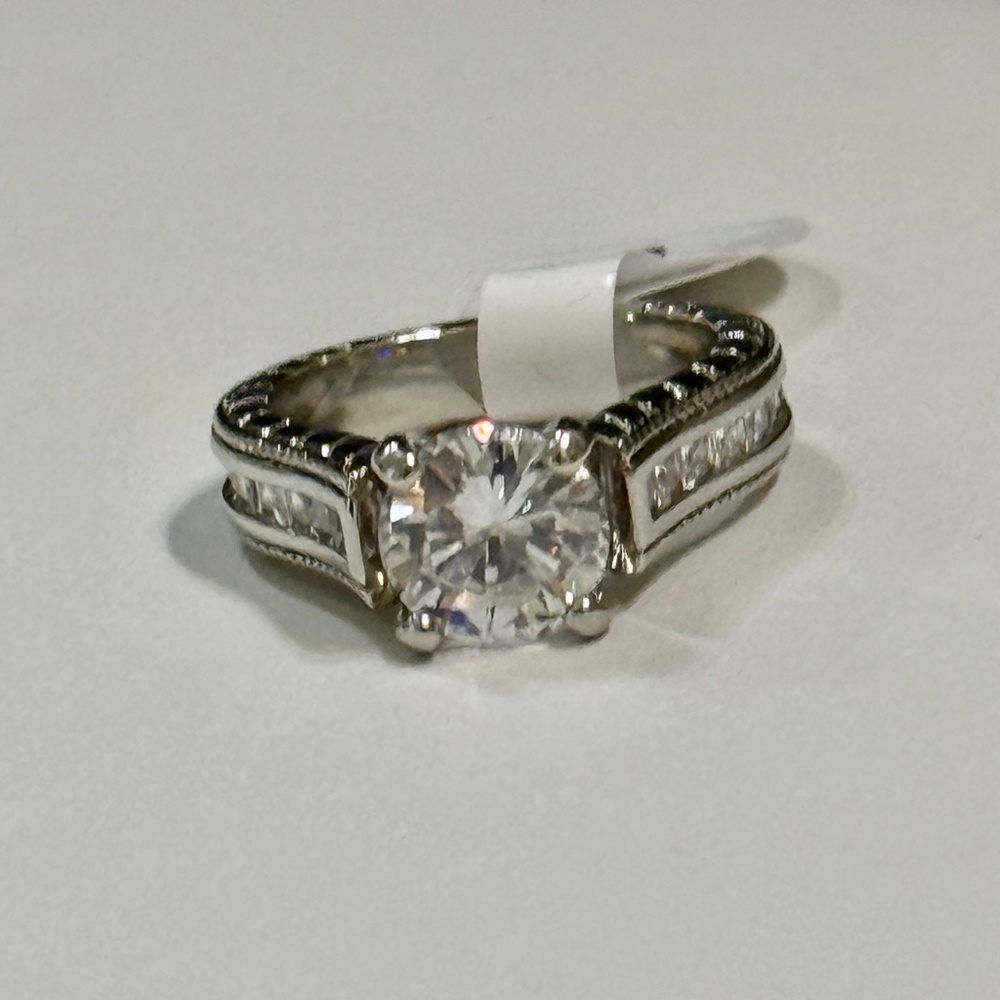 Round Cut Cubic Zirconia Women's Ring Size 6 - Picture 2 of 6